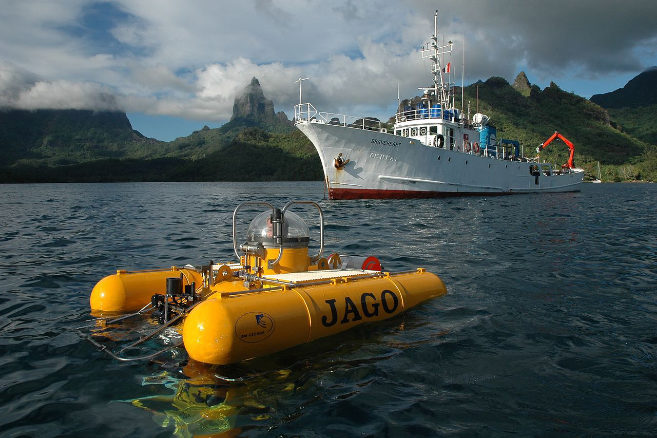 Das Tauchboot JAGO und das neuseeländische Forschungsschiff BRAVEHEART vor der Küste von Moorea (Französisch Polynesien). Copyright-Vermerk: Foto: K. Hissmann - IFM-GEOMAR - CC-BY 4.0